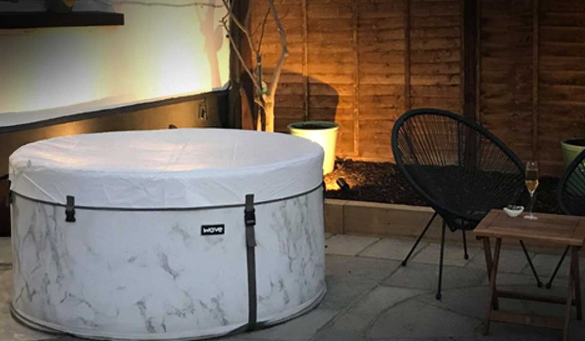 Sip, Soak, and Socialise: Hosting the Hot Tub Party of the Season - Wave Spas Europe